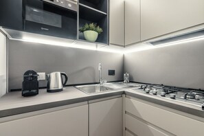 Fridge, microwave - CS Spanish Steps Boutique B Apartment (Roma)