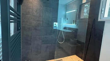 Asciugacapelli, asciugamani, sapone, carta igienica