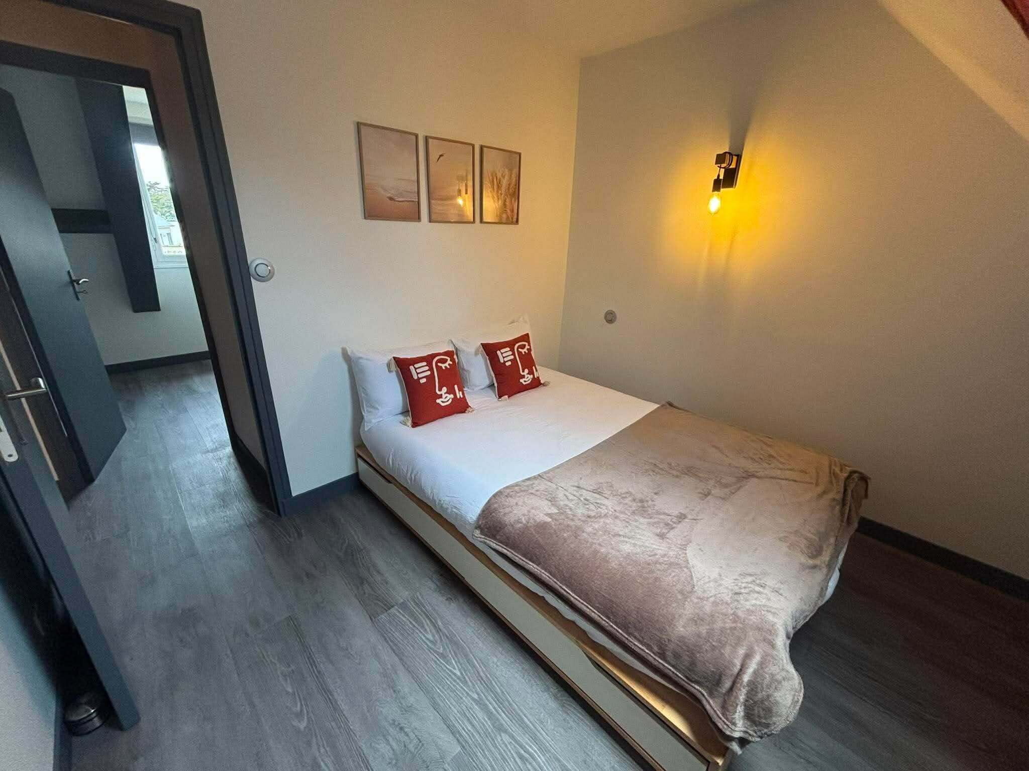 4 bedrooms, iron/ironing board, internet, bed sheets