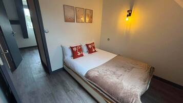 4 bedrooms, iron/ironing board, internet, bed sheets