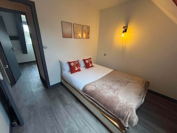 4 bedrooms, iron/ironing board, internet, bed sheets