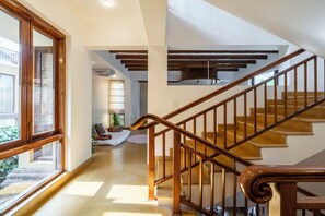 Eine Treppe mit Holzhandläufen, die zu einer oberen Etage führt.