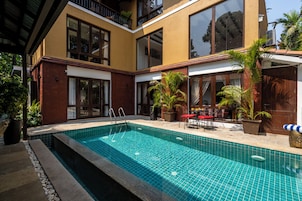 Una piscina al aire libre