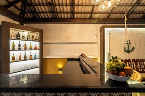 Quầy bar bên hồ bơi