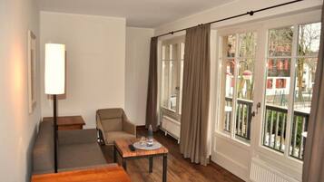 Suite, balcón | Área de sala de estar