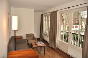 Suite, balcón | Área de sala de estar