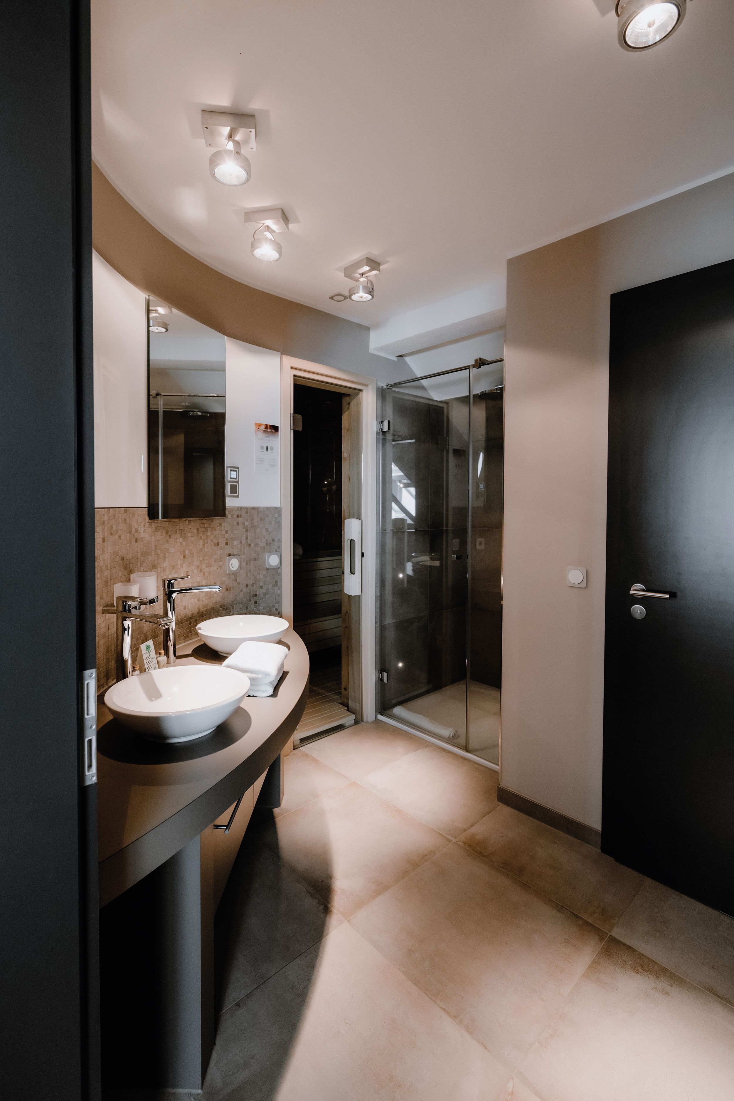 Luxury-Suite | Badezimmer | Haartrockner, Handtücher, Seife, Toilettenpapier