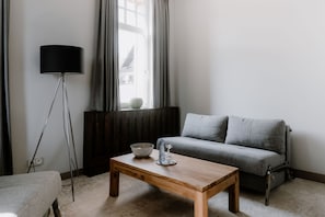 Suite Deluxe, vista a la ciudad | Área de sala de estar