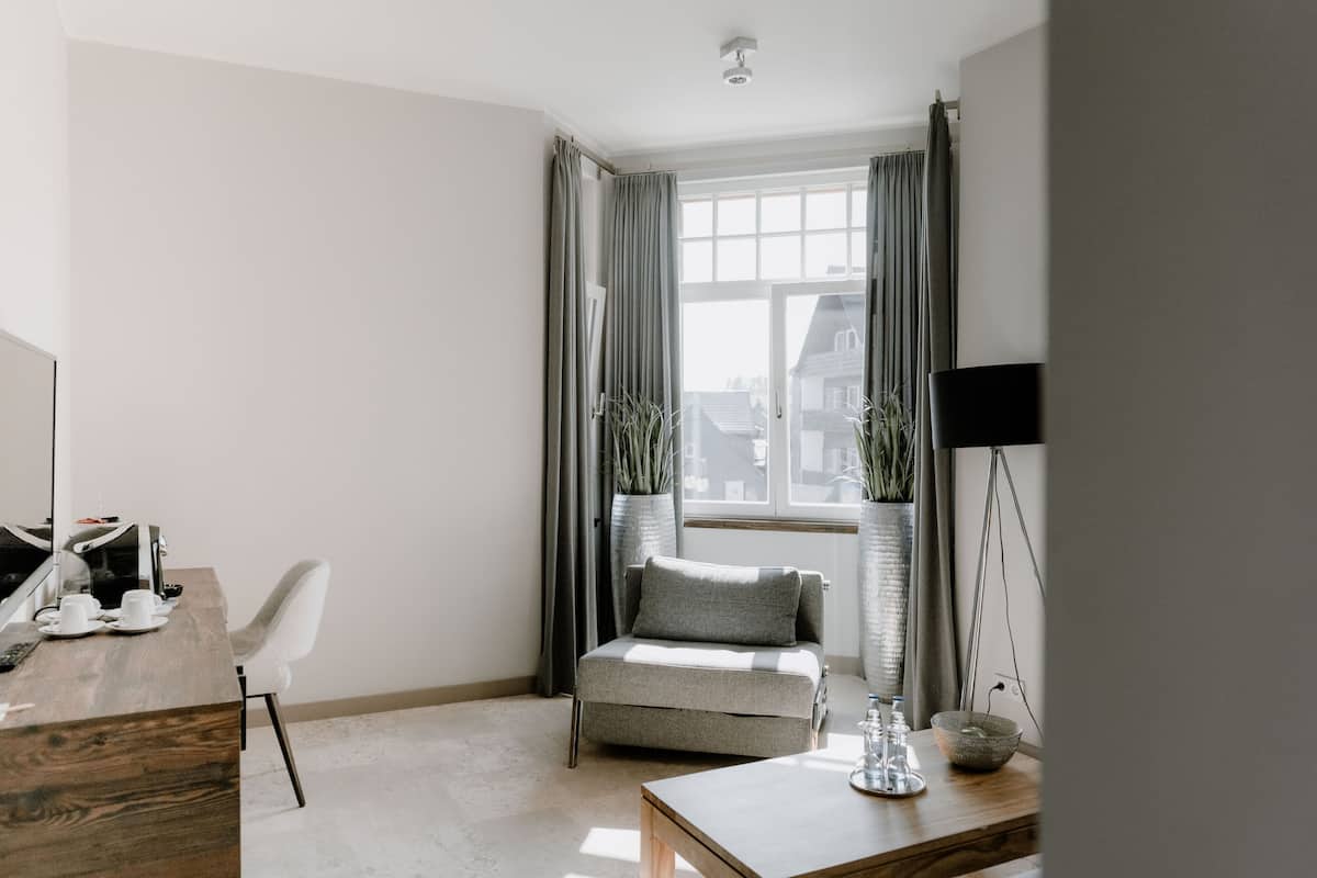 Suite Deluxe, vista a la ciudad | Caja de seguridad en la habitación y escritorio