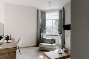 Suite Deluxe, vistas a la ciudad | Caja fuerte, escritorio, espacio para trabajar con un portátil