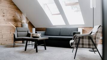 Suite junior | Caja de seguridad en la habitación y escritorio