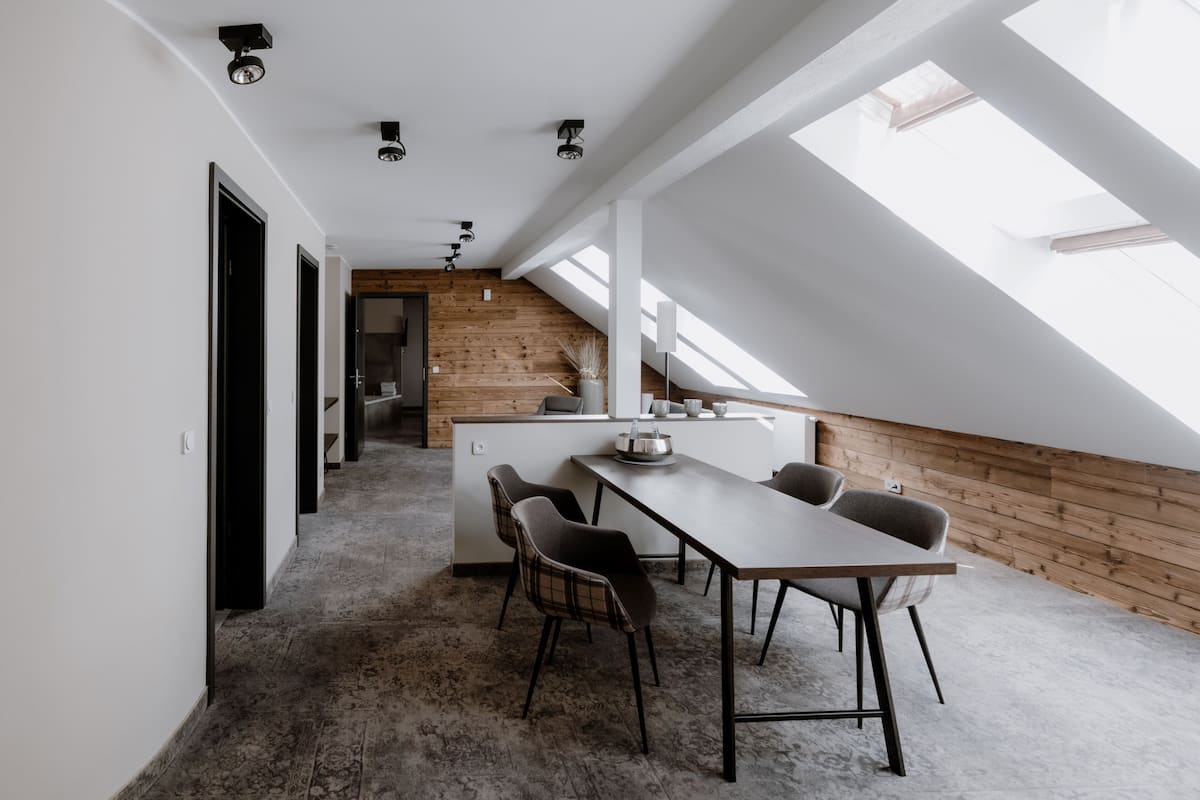 Suite de lujo | Caja de seguridad en la habitación y escritorio