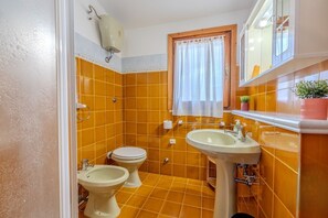 Appartement, 2 slaapkamers | Badkamer | Een douche, een haardroger, handdoeken, zeep