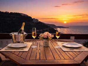 Outdoor dining - Oceanview Cosy Cabin (Carrowmenagh)