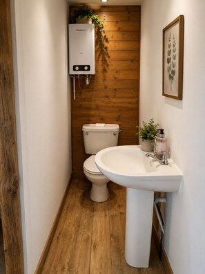 Bungalow, Ocean View | Bathroom | Separate bathtub and shower, free toiletries, hair dryer, towels - Oceanview Cosy Cabin (Carrowmenagh)