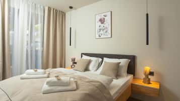 Een kluis op de kamer, een bureau, verduisterende gordijnen