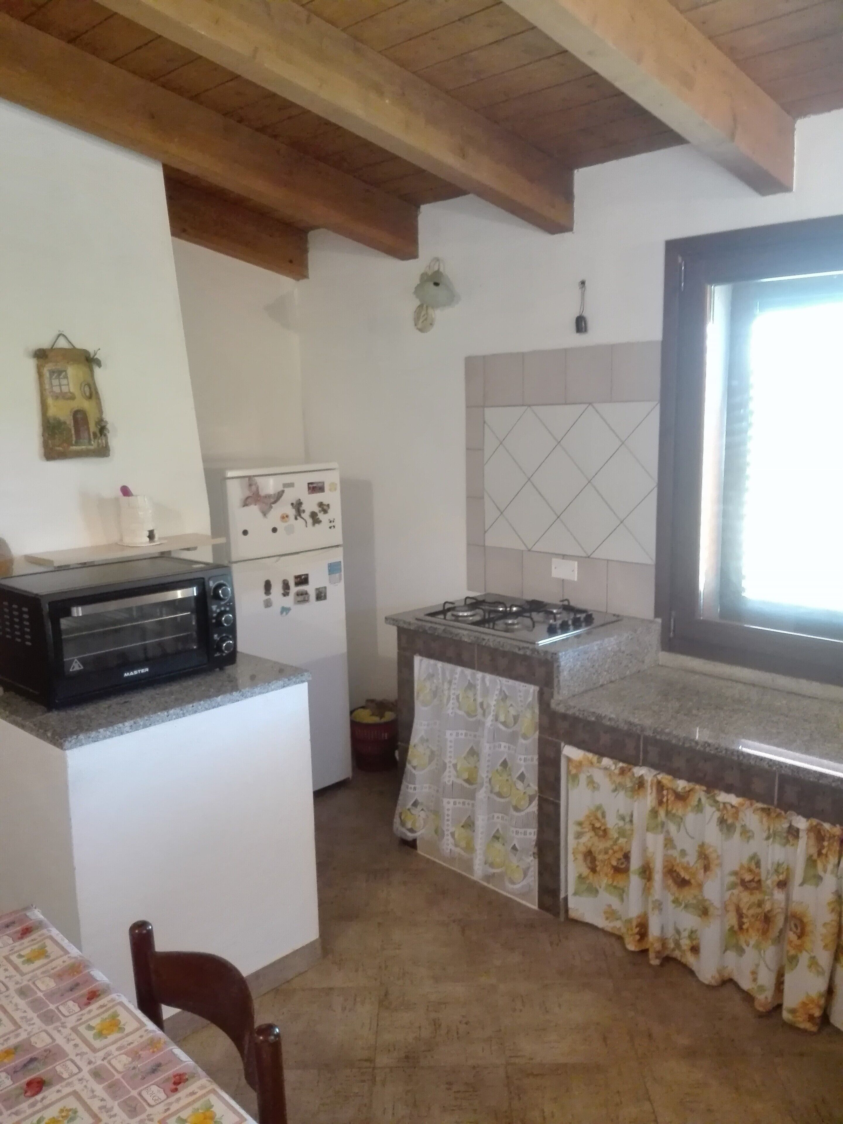 Fridge, oven, stovetop, cookware/dishes/utensils