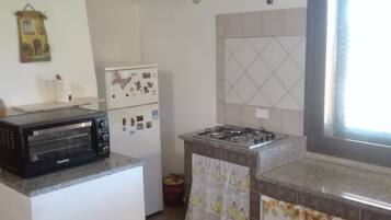 Fridge, oven, stovetop, cookware/dishes/utensils