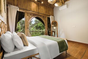 A room with a bed, a window with a view of greenery, and a wooden ceiling. - Sakara Bali Villa by Kozystay - Ubud (Kabupaten Gianyar)