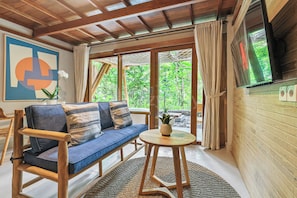 Vila, 1 kamar tidur, pemandangan kebun | Area keluarga | Smart TV 43-inci dengan saluran TV kabel, Netflix, dan layanan streaming