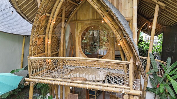 A bamboo structure with a curved roof and a hammock bed. - Sakara Bali Villa by Kozystay - Ubud (Kabupaten Gianyar)