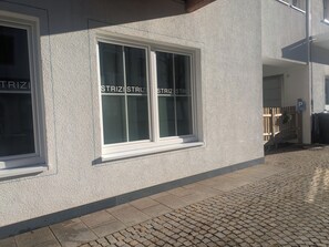 Eine Gebäudefassade mit einem Fenster, auf dem mehrfach 'STRIZI STRIZI STRIZI STRIZI STRIZI STRIZI STRIZI STRIZI STRIZI STRIZI STRIZI STRIZI STRIZI STRIZI STRIZI STRIZI STRIZI STRIZI STRIZI STRIZI STRIZI STRIZI STRIZI STRIZI STRIZI STRIZI STRIZI STRIZI STRIZI STRIZI STRIZI STRIZI STRIZI STRIZI STRIZI STRIZI STRIZI STRIZI STRIZI STRIZI STRIZI STRIZI STRIZI STRIZI STRIZI STRIZI STRIZI STRIZI STRIZI STRIZI STRIZI STRIZI STRIZI STRIZI STRIZI STRIZI STRIZI STRIZI STRIZI STRIZI STRIZI STRIZI STRIZI' steht.