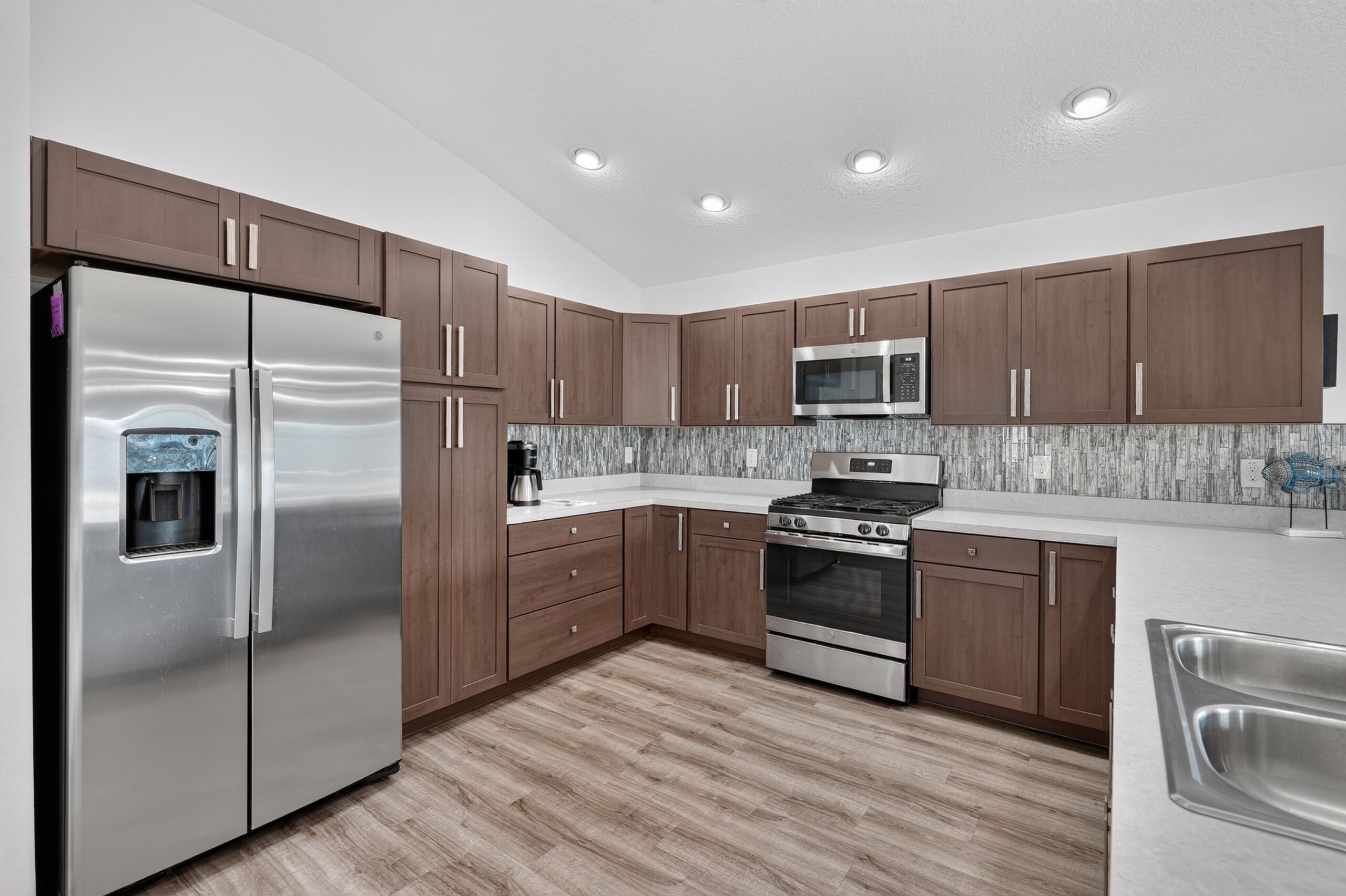 Coffee/tea maker, fridge, microwave, oven