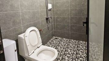 Deluxe Room, Garden View | Bathroom