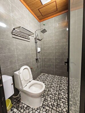 Phòng Deluxe, quang cảnh vườn | Phòng tắm | Đồ dùng nhà tắm miễn phí, máy sấy tóc, khăn tắm, xà phòng 