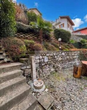 A stone staircase leading up a hill with a house in the background. - NEW LarioView Suites – Lake View Apartment with Terrace in Argegno (Argegno)
