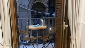 Camera doppia, balcone, vista città | Interni