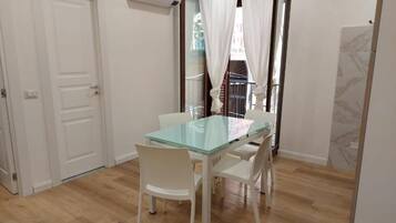 Camera doppia, balcone, vista città | Pasti