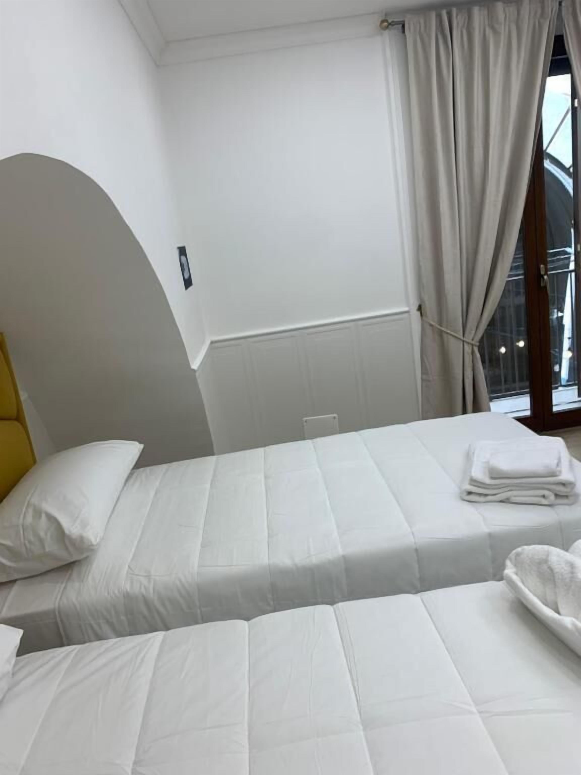 In-room safe, soundproofing, iron/ironing board, free WiFi