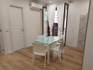 Chambre Double, balcon, vue ville | Restauration