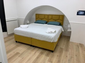 Double or Twin Room, Balcony, City View - HOUSE VICO LUNGO A TOLEDO  (Napoli)