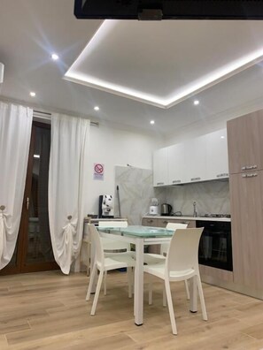 Double Room, Balcony, City View | Private kitchen - HOUSE VICO LUNGO A TOLEDO  (Napoli)
