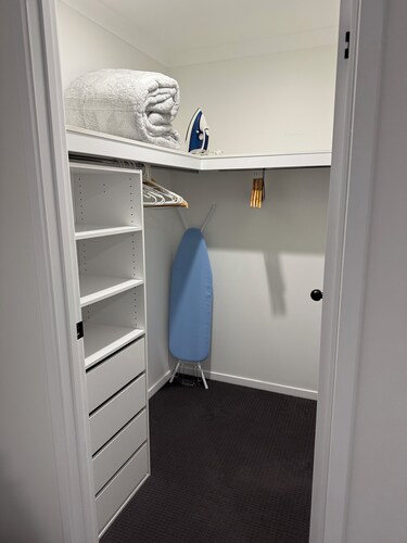 The Holiday Home Griffith - 3 bedrooms -2 bathroom , Double Garage
NSW 2680