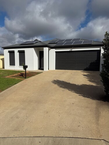 The Holiday Home Griffith - 3 bedrooms -2 bathroom , Double Garage
NSW 2680