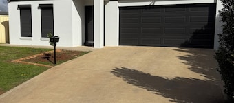 The Holiday Home Griffith - 3 bedrooms -2 bathroom , Double Garage
NSW 2680