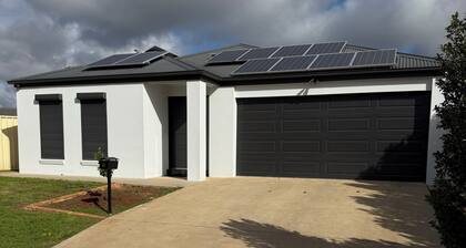 The Holiday Home Griffith - 3 bedrooms -2 bathroom , Double Garage
NSW 2680