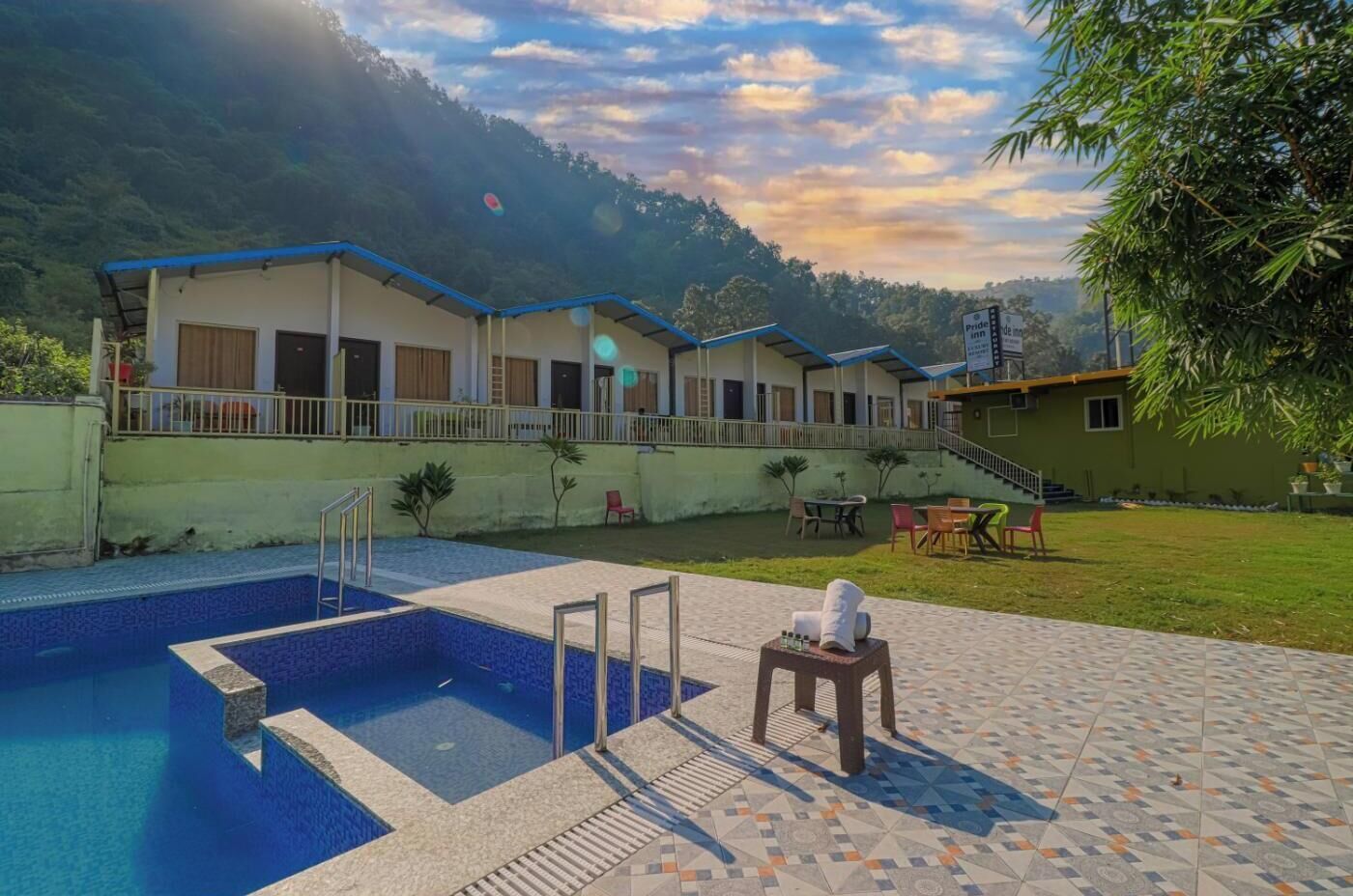 Un hôtel doté d’une piscine, d’un espace extérieur aménagé et offrant une vue sur les collines environnantes.