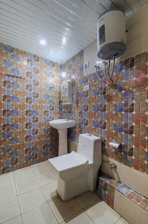 Quarto casal luxo | Banheiro | Chuveiro, produtos de toalete grátis, toalhas de banho, sabonete
