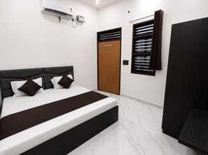 Room - Spacious 5-bedroom building in marvelous Mathura with AC (mathura)