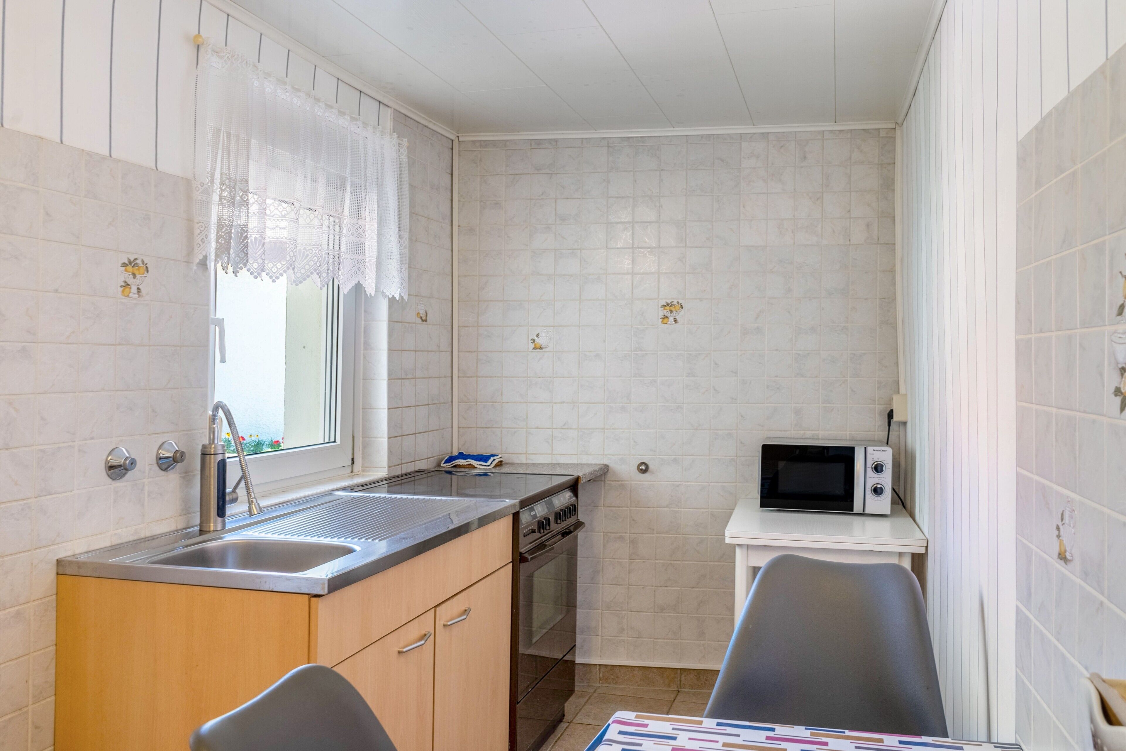 Wasserkocher mit Kaffee-/Teezubehör, Kühlschrank, Mikrowelle, Ofen