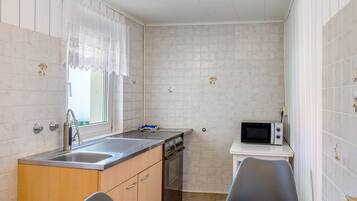 Wasserkocher mit Kaffee-/Teezubehör, Kühlschrank, Mikrowelle, Ofen