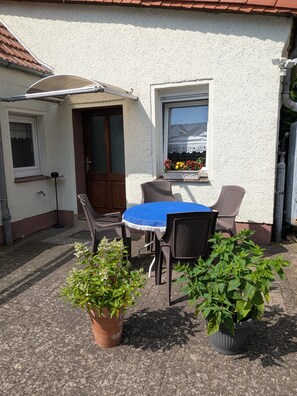 Outdoor dining - Holiday Home "Kleines Ferienhaus" with Shared Terrace and Wi-Fi (Altmärkische Höhe)