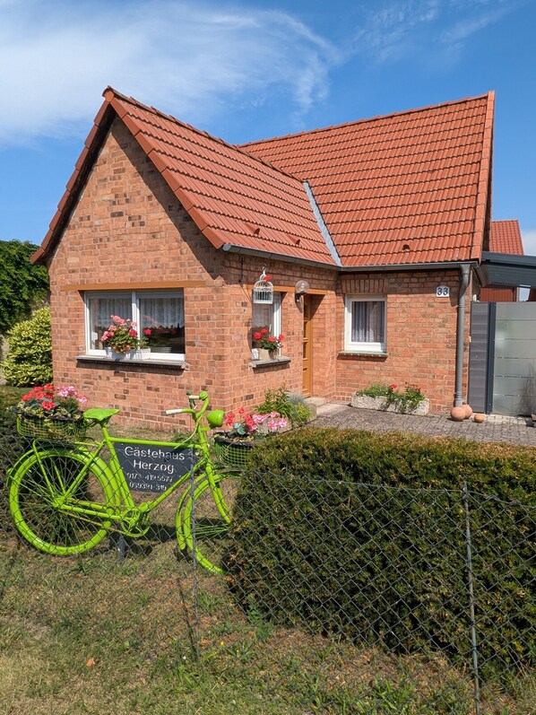 Exterior - Holiday Home "Kleines Ferienhaus" with Shared Terrace and Wi-Fi (Altmärkische Höhe)