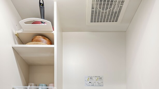 Une petite cuisine équipée d’un évier, d’une machine à café et d’un four à micro-ondes.