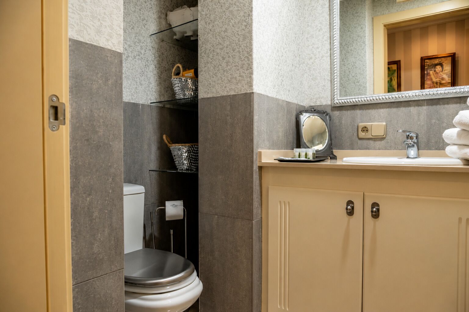 Een douche, een haardroger, handdoeken, zeep