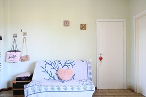 Ein Schlafzimmer mit Bett, einer Tür und einer Wand mit Dekorationen.